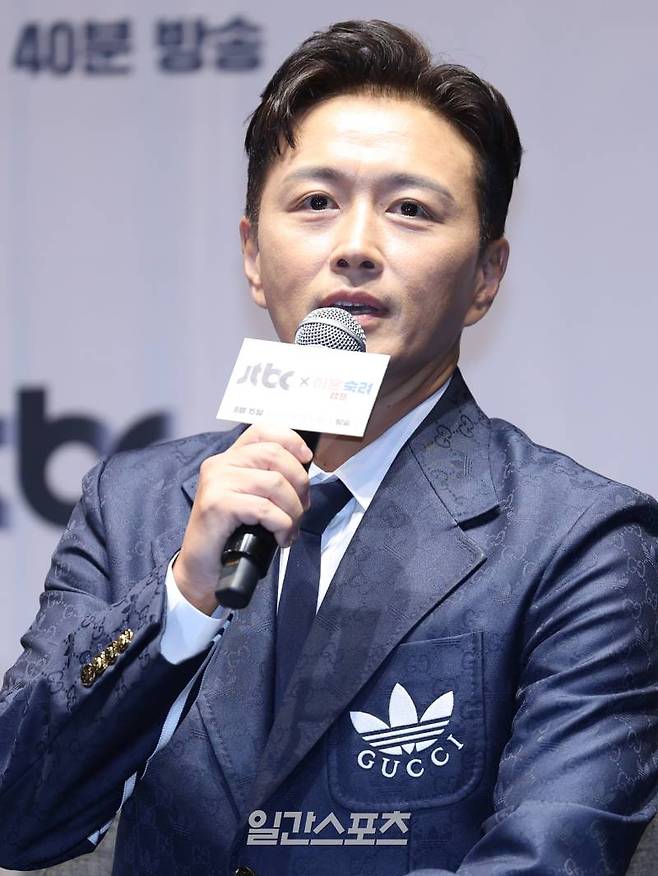 배우 진태현이 13일 오전 서울 구로구 라마다 호텔에서 열린 JTBC 새 예능 '이혼숙려캠프' 제작발표회에서 인사말을 하고 있다. 서병수 기자 qudtn@edaily.co.kr /2024.08.13/