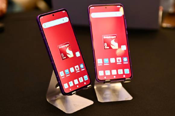 퀄컴이 하와이 마우이에서 열린 스냅드래곤 서밋 2025에서 차세대 모바일 애플리케이션 프로세서(AP)인 스냅드래곤8 엘리트 5세대를 공개했다. 사진은 퀄컴이 스냅드래곤8 엘리트 5세대 벤치마크를 위해 마련한 레퍼런스 스마트폰 모습. [사진=공동취재단]