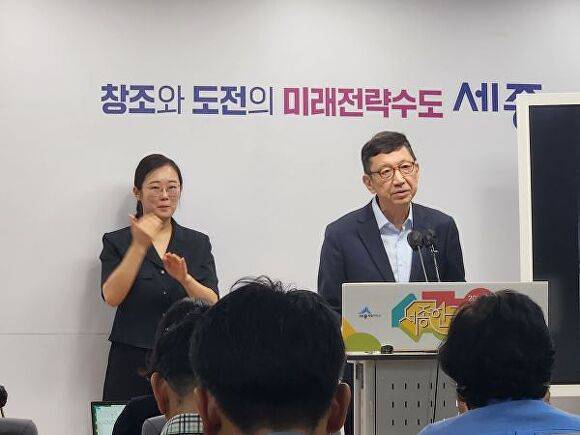 영국 세종시문화관광재단 대표이사가 한글문화축제와 관련해 언론브리핑을 하고 있다 [사진=강일 기자]