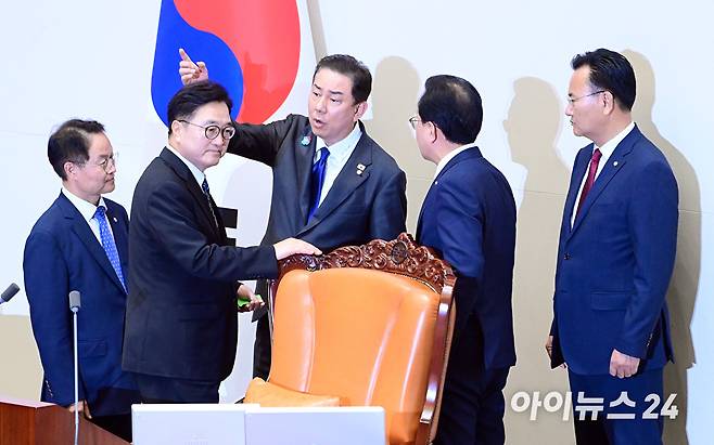 25일 서울 여의도 국회에서 열린 제429회국회(정기회) 제9차 본회의에서 '공인신고자 보호법 일부개정법률안에 대한 신속처리안건 지정동의의 건' 외 3건에 대한 가/부 투표 중 흘려서 기표한 표에 대해 우원식 국회의장과 여야 원내대표들이 유·무효를 논하고 있다. [사진=정소희 기자]