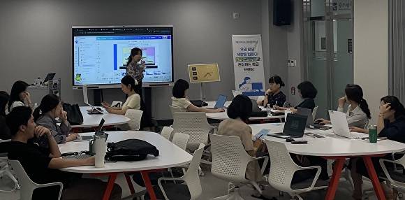 광주시교육청이 교사성장마루에서 ‘학급 브랜딩’ 교육 프로그램을 진행하고 있다.  [사진=광주시교육청]