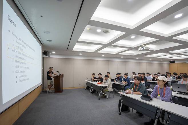 김홍석 리벨리온 소프트웨어 아키텍트 총괄이 vLLM 관련 지원 내역을 소개 중이다 / 출처=IT동아