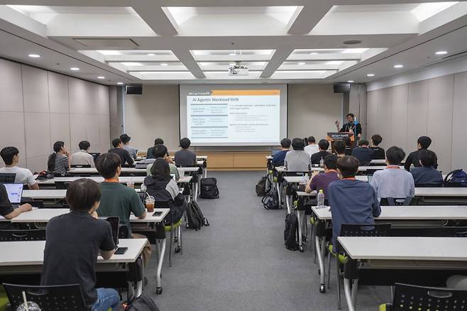 이진원 하이퍼엑셀 최고기술책임자가 AI 반도체 개발 현장에서 겪는 일들을 허심탄회하게 발표했다 / 출처=IT동아