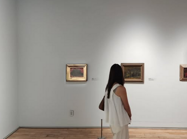 관람객이 제주도립미술관에서 강태석 작가의 작품을 바라보고 있다. (제주도립미술관 SNS)