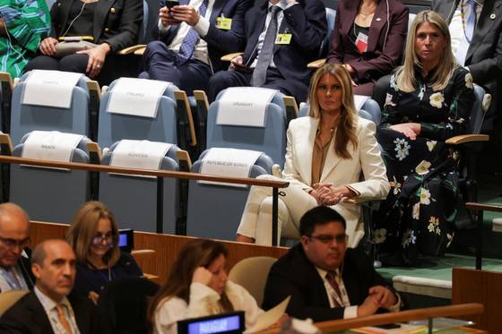 멜라니아 트럼프 여사가 23일 도널드 트럼프 미국 대통령의 유엔총회 연설을 경청하고 있다. 로이터=연합뉴스