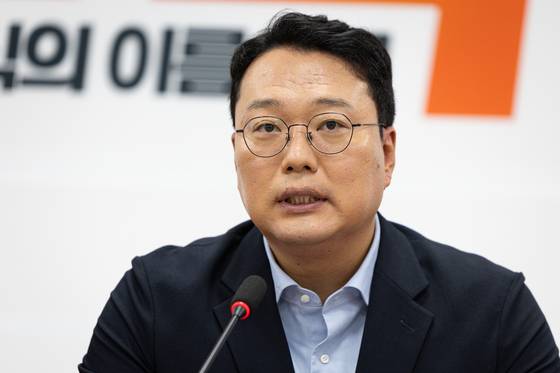 천하람 개혁신당 원내대표가 지난달 28일 서울 여의도 국회에서 열린 최고위원회의에서 모두 발언을 하고 있다. 뉴스1