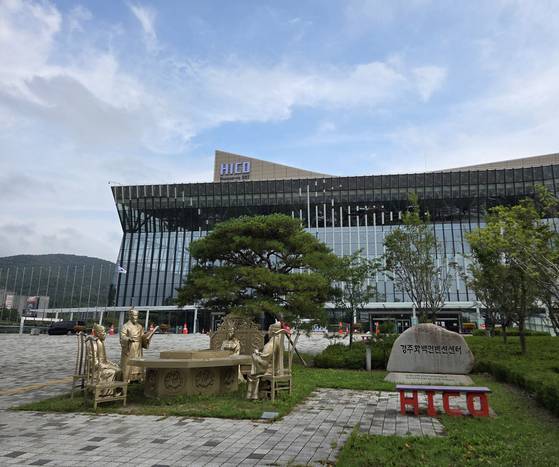 경북 경주화백컨벤션센터(HICO) 앞엔 신라 화백회의를 재현한 동상이 설치돼 있다. 심석용 기자