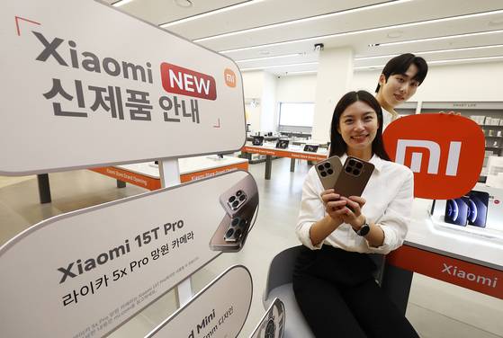 25일 서울 광진구 샤오미 스토어 2호점에서 열린 개장 행사에서 모델들이 신제품인 샤오미 15T 프로를 들고 소개하고 있다. 연합뉴스