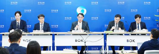 25일 서울 중구 한국은행에서 금융안정 상황 설명회가 열리고 있다. 왼쪽부터 정연수 금융시스템분석부장, 최병오 금융기관분석부장, 장정수 금융안정국장, 임광규 금융안정기획부장, 김정호 안정총괄팀장. 한국은행 제공
