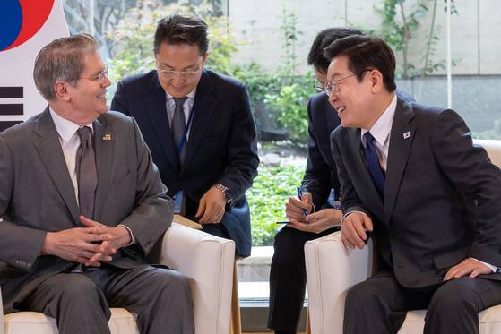 이재명 대통령이 24일(현지시간) 미국 뉴욕 주유엔대한민국대표부에서 스콧 베선트 미 재무장관을 만나 한미 관세협상 관련 사항을 논의했다. 김현동 기자