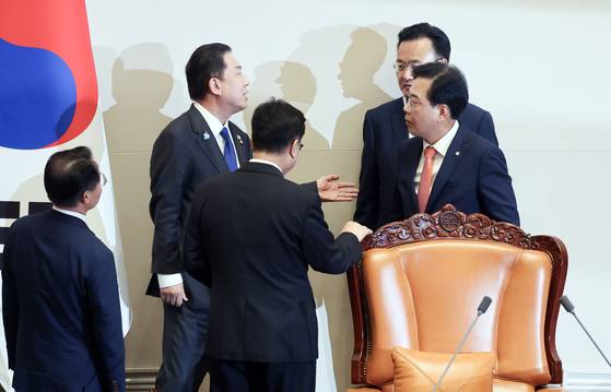 25일 본회의에서 공익신고자 보호법 일부개정법률안 등 4건의 신속처리안건 지정동의의 건 무기명 투표 개표 중 유효 판단이 필요한 표에 관해 우원식 국회의장이 김병기 더불어민주당 원내대표와 송언석 국민의힘 원내대표를 의장석으로 불러 상의하고 있다. 김성룡 기자