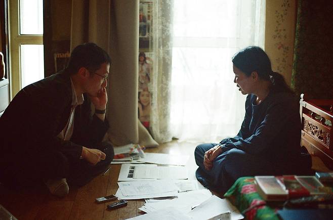 2023년 7월 김동형 기자가 서울의 한 아파트에서 입양인 김유리씨를 취재하고 있다. 김씨는 11살 때 프랑스로 입양됐다. /김동형 제공