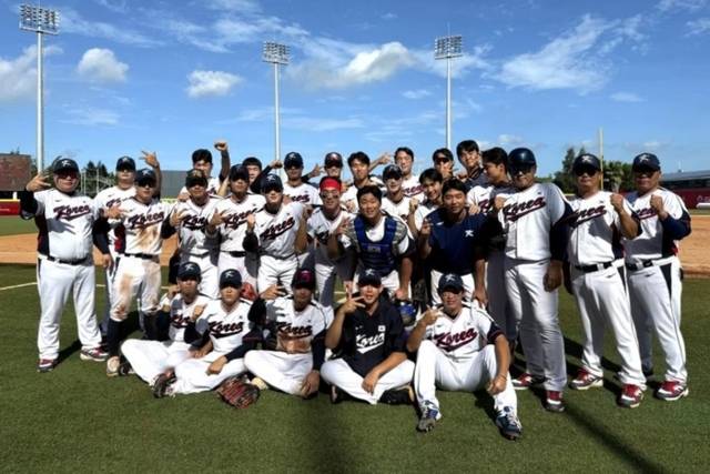 ▲ 한국 23세 이하 야구 국가대표팀 선수단이 지난 24일(현지 시간) 중국 푸젠 푸저우 핑탄에서 열린 팔레스타인과 제31회 아시아야구선수권대회 오프닝 라운드 B조 최종전에서 9-0 대승을 거두며 슈퍼 라운드에 진출한 뒤 기념 촬영하고 있다. 대한야구소프트볼협회 제공
