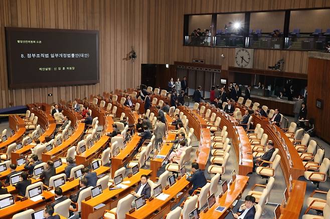 ▲ 25일 서울 여의도 국회 본회의에서 정부조직법 일부개정법률안이 상정되자 일부 국민의힘 의원들이 퇴장하고 있다 [연합뉴스]