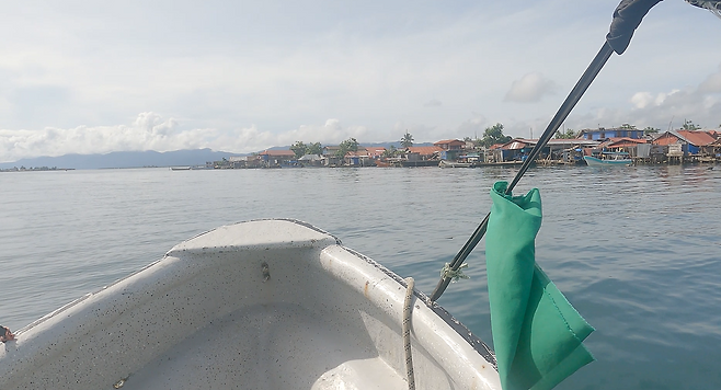 취재진이 섬에 접근하는 모습. 섬이 거의 해수면에 붙어 있는 모습이다.