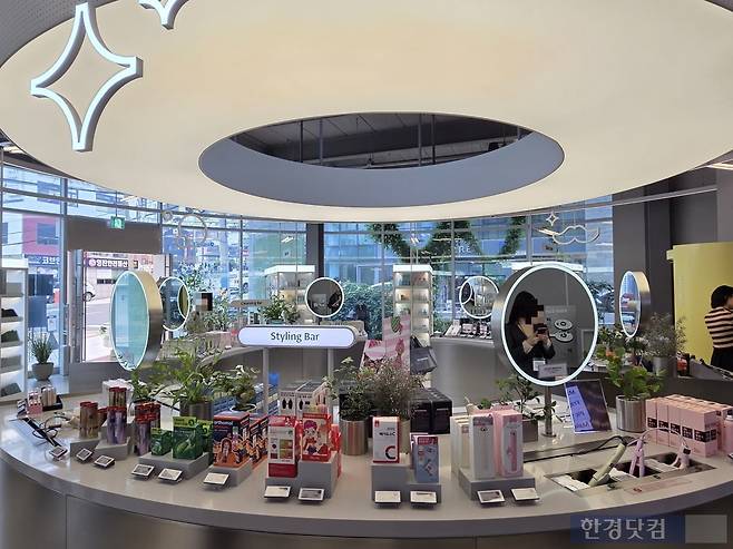 24일 부산광역시 부산진구에 있는 올리브영 부산전포역점 내부. 1층 천장이 도넛 모양으로 뚫려 있다. /사진=박수림 기자