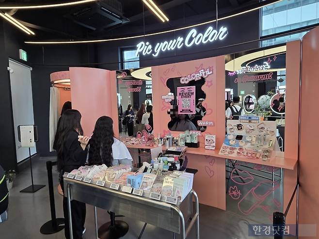 24일 부산광역시 부산진구에 있는 올리브영 부산전포역점에 퍼스널컬러를 진단할 수 있는 '픽 유어 컬러'존이 마련돼있다./사진=박수림 기자