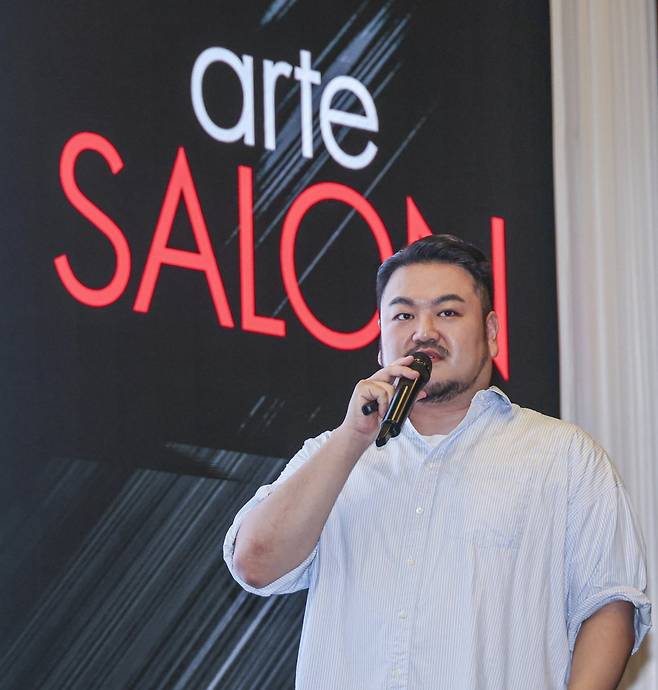 소설가 박상영이 24일 서울 중림동 한국경제신문사에서 열린 '아르떼 살롱' 강연에서 '나를 구원한 창조적 글쓰기'를 주제로 강연하고 있다. 임형택 기자