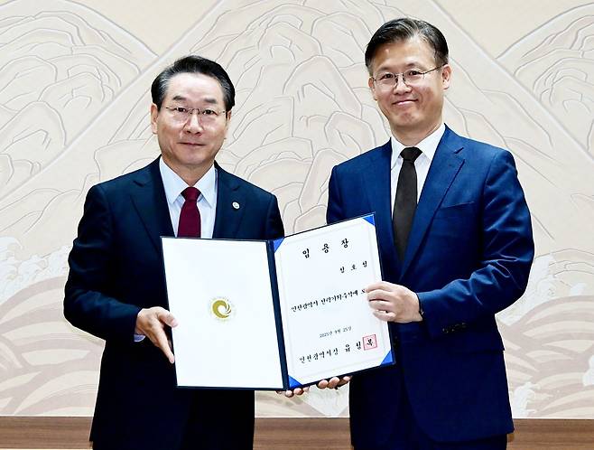 25일 유정복 인천시장이 정호성 전략기획수석에게 임명장을 주고 기념촬영을 하고 있다. 인천시 제공
