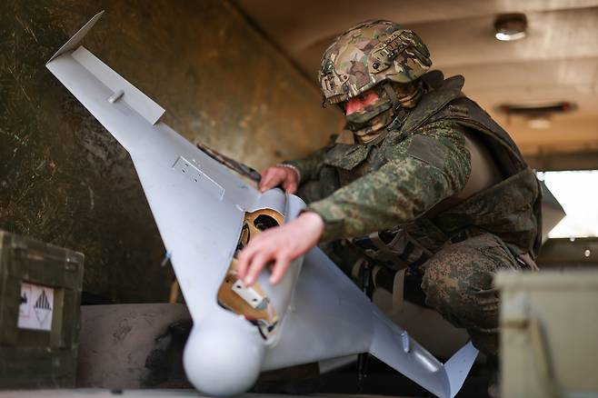 러시아군 드론 분대 병사가 22일(현지시간) 헤르손 지역에서 무인기(드론)을 조작하고 있다. 타스연합뉴스