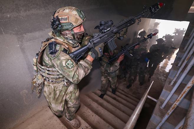 25일 강원도 인제군 육군 과학화훈련단(KCTC) 도시지역훈련장에서 열린 제3회 국제 과학화전투 경연대회(K-ICTC)에서 다국적 연합군 장병들이 건물 내부 대항군과 교전하고 있다. 2025.9.25 사진공동취재단