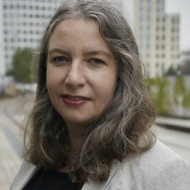 루시 이스트호프는 재난 복구란 곧 인간의 존엄을 회복하는 과정이며, 애도의 한 방식이자 희망을 준비하는 시간임을 자신의 경험과 생생한 기록을 통해 보여준다.    ⓒ Caitlin Chescoe