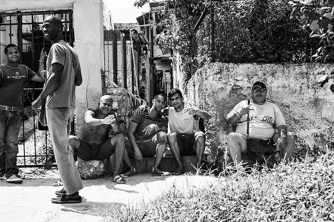 낯선 도시에서 이방인을 만나면 아무렇지 않게 웃음을 건네던 시절이 있었다. 인간은 웃을 때 10~20개의 근육을 사용한다. 근육에는 피부색이 없다. 흑인도, 백인도, 동양인도 근육의 색은 모두 같다. ⓒ레나