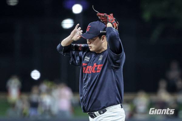 롯데 선발 나균안이 팔꿈치 불편감으로 1군 엔트리에서 말소됐다. 남은 기간 롯데는 선발진 운영에 난항을 겪을 전망이다. 롯데 자이언츠 제공