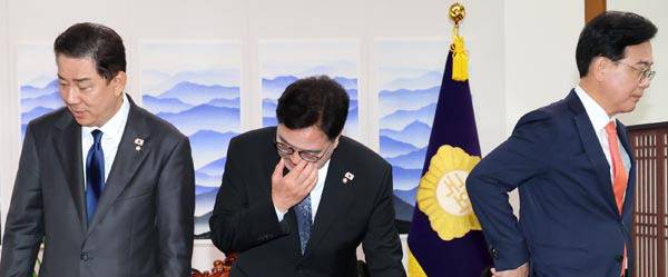 우원식 국회의장과 양당 원내대표가 25일 국회의장실에서 인사한 뒤 자리로 향하고 있다. 왼쪽부터 더불어민주당 김병기 원내대표, 우 의장, 국민의힘 송언석 원내대표.  김정록 기자