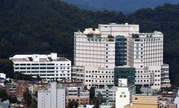 부산이 건강 취약도시라는 불명예에서 벗어나지 못하고 있다. 사진은 부산시가 공공병원으로 추진하는 옛 침례병원 전경. 국제신문 DB