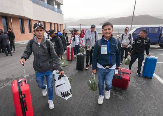 Filipino laborers, set to work in the agriculture industry, arrive in Yanggu County, Gangwon, in 2024. [YONHAP]