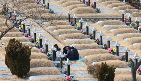 Mourners pay respects at Incheon Family Park in Incheon on Jan. 19. [YONHAP]