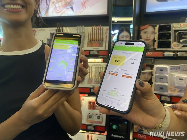 올리브영 부산전포역점에서 피부 타입 진단을 받아 본 외국인 관광객들. 심하연 기자