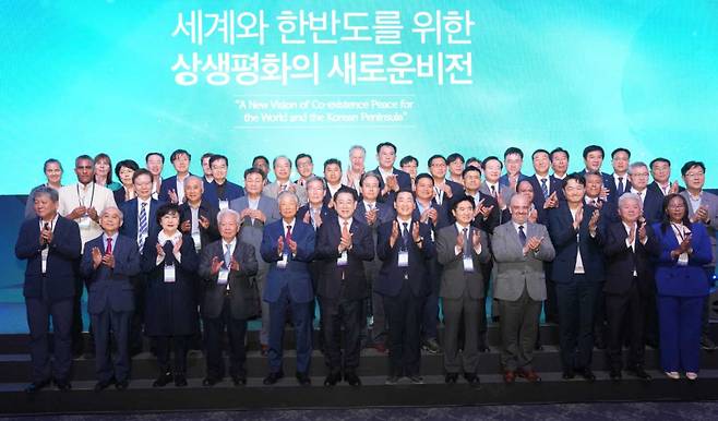 2025 김대중 평화회의가 24일 개막식을 시작으로 26일까지 3일간 ‘세계와 한반도를 위한 상생 평화의 새로운 비전’이라는 주제로 한 다양한 학술회의가 본격적으로 진행된다. /전남도