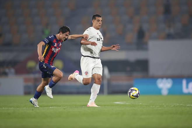 수원FC 이택근과 제주 조나탄. 한국프로축구연맹 제공