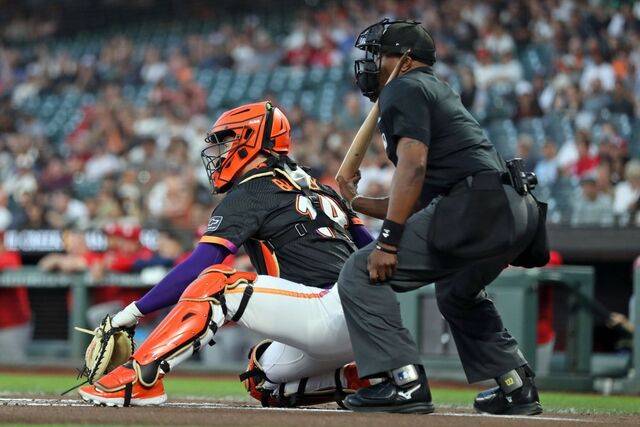 미국 샌프란시스코 오라클 파크에서 23일(현지시간) 열린 메이저리그(MLB) 경기 도중 심판이 부러진 배트를 잡고 있다. AP연합뉴스