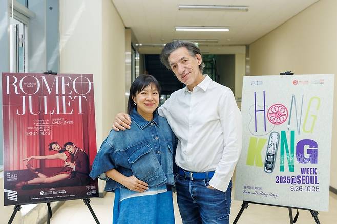 셉팀 웨버 예술감독(오른쪽)과 헤이디 리 홍콩발레단 대표가 24일 서울 서초구 한국예술종합학교 서초동 캠퍼스에서 인터뷰를 앞두고 공연 포스터 옆에서 포즈를 취하고 있다.   (c)PRM