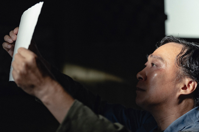 영화 '어쩔수가없다' 한 장면. 배우 이성민은 이 작품에서 강원대 제지공학과 출신으로 제지업에 대한 애정을 드러낸다. CJ ENM 제공