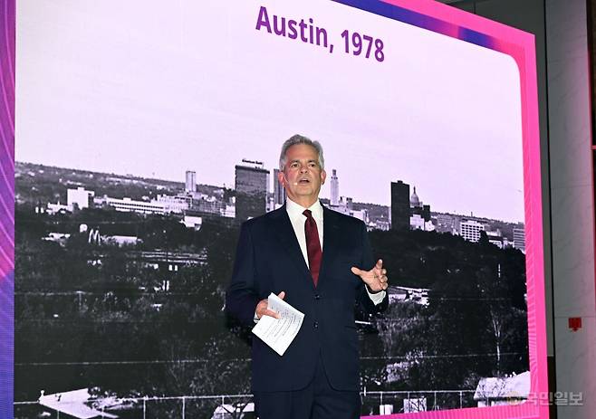 스티브 아들러 전 오스틴 시장이 25일 해운대 벡스코에서 열린 ‘2025 부산 세계도시브랜드포럼’에서 기조연설을 하고 있다. 부산=최현규기자 frosted@kmib.co.kr