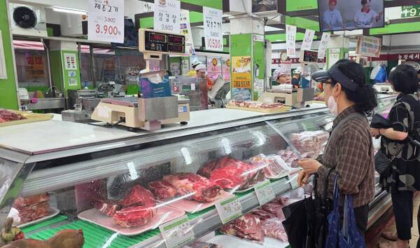 24일 오후 1시께 인천 부평구 부평종합시장에 한 정육점에서 시민들이 고기를 고르고 있다. 장민재기자