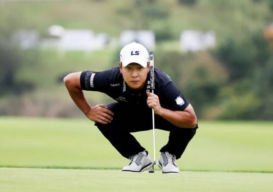 그린을 살피는 전가람 / 사진=KPGA 제공. 연합뉴스