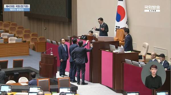 ▲우원식 국회의장과 유상범 국민의힘 의원 등이 25일 오후 본회의에서 나온 무효표 여부, 부정투표 여부를 놓고 거센 논쟁을 벌이고 있다. 사진=국회방송 영상 갈무리