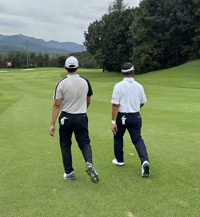 24일 경기 여주시 페럼클럽에서 진행된 현대해상 최경주 인비테이셔널 연습 라운드에서 윤태환과 이야기를 나누고 있는 최경주. 임정우 기자