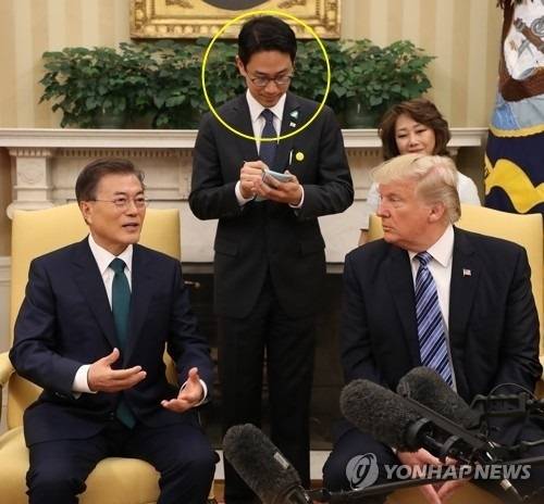 문재인 대통령이 2017년 6월 30일 미 워싱턴 백악관에서 열린 한미 단독정상회담에서 도널드 트럼프 미 대통령을 향해 발언하고 있다. 김종민 외교관이 통역을 맡았다. 연합뉴스