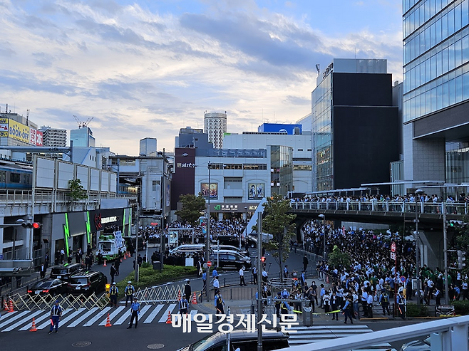 지난 24일 자민당 총재 선거 첫 거리 연설이 진행된 도쿄 아키하바라 덴키가이 광장 모습. [도쿄 이승훈 특파원]