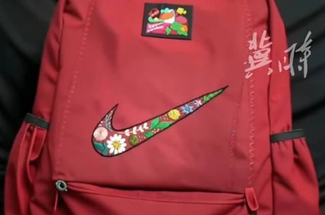 꽃무늬 로고의 나이키 가방이 화제다. [사진출처 = SCMP]