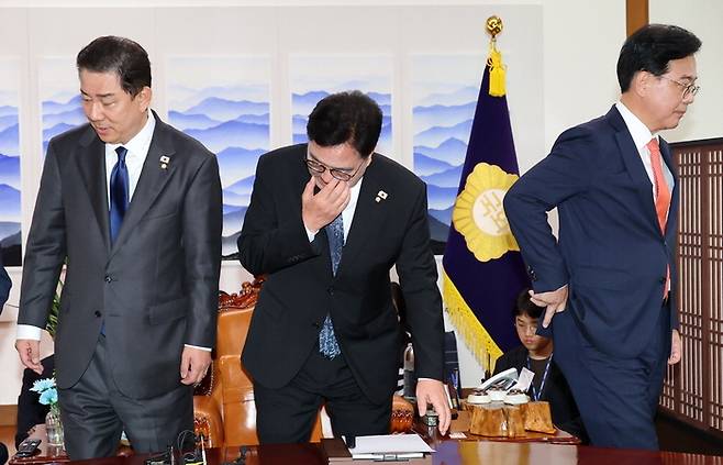 우원식 국회의장이 25일 서울 여의도 국회 의장실에서 여야 원내대표들과 인사를 나눈 후 자리로 향하고 있다. 왼쪽부터 김병기 더불어민주당 원내대표, 우 의장, 송언석 국민의힘 원내대표. [사진 = 연합뉴스]