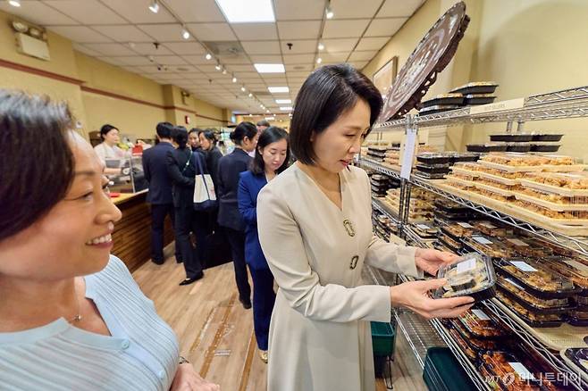 [뉴욕=뉴시스] 최동준 기자 = 김혜경 여사가 23일(현지 시간) 미국 뉴욕 코리아타운 한 마트를 방문해 김밥을 살펴보고 있다. (공동취재) 2025.09.25. photocdj@newsis.com /사진=고범준