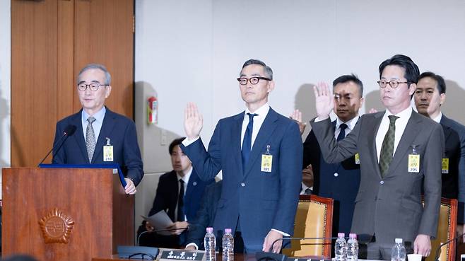 김영섭 KT 대표이사(왼쪽부터), 윤종하 MBK파트너스 부회장, 조좌진 롯데카드 대표이사가 24일 서울 여의도 국회 과학기술정보방송통신위원회에서 열린 대규모 해킹사고(통신·금융) 관련 청문회에 출석해 증인 선서하고 있다./사진=뉴스1