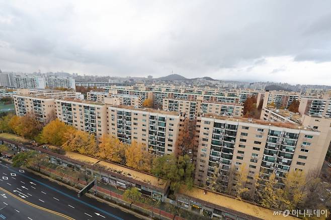 (서울=뉴스1) 신웅수 기자 = 압구정2구역에 최고 250m 높이의 2606가구 단지가 들어선다.  서울시는 지난 25일 제12차 도시계획위원회 수권분과소위원회를 개최해 압구정2구역 정비구역 및 정비계획 결정(변경)과 개발기본계획, 도시관리계획 결정(변경) 계획, 경관심의(안)를 '수정가결'했다고 25일 밝혔다.  현재 압구정동 일대에서는 미성, 현대, 한양 등의 아파트 1만여 가구가 6개 구역으로 나뉘어 재건축을 추진하고 있다.  압구정2구역은 1982년 준공된 현대아파트를 재건축하는 사업지로 재건축을 통해 용적률 300% 이하, 12개 동 2606가구(공공주택 321가구 포함), 최고 높이 250미터 이하 규모의 공동주택단지로 거듭날 전망이다.  사진은 26일 서울 강남구 압구정2구역의 모습. 2024.11.26/뉴스1  Copyright (C) 뉴스1. All rights reserved. 무단 전재 및 재배포,  AI학습 이용 금지. /사진=(서울=뉴스1) 신웅수 기자